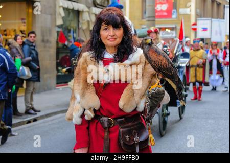 Florence, Italie - 6 janvier 2013 : un participant vêtu d'un personnage de fauconnerie prenant part au défilé d'Epiphanie.Une grande procession en costumes médiévaux Banque D'Images