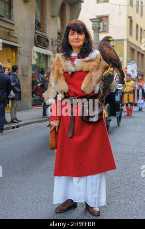 Florence, Italie - 6 janvier 2013 : un participant vêtu d'un personnage de fauconnerie prenant part au défilé d'Epiphanie.Une grande procession en costumes médiévaux Banque D'Images