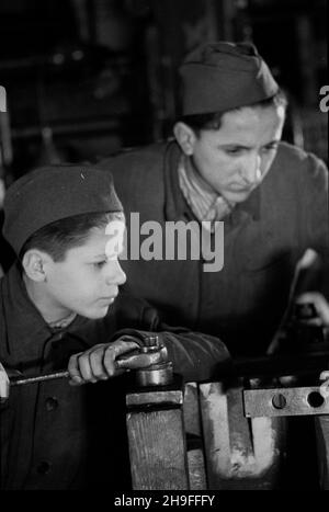 ¯ychlin, 1948-02.Fabrika Motorów Elektrycznych.Polsko-jugos³owiañska wymiana m³odzie¿y (byli partyzanci jugos³owiañscy).Dok³adny dzieñ wydarzenia nieustalony. bk PAPZychlin, 1948 février.Usine de moteurs électriques.Échange de jeunes entre la Pologne et la Yougoslavie (ex-partisans yougoslaves). bk PAP Banque D'Images