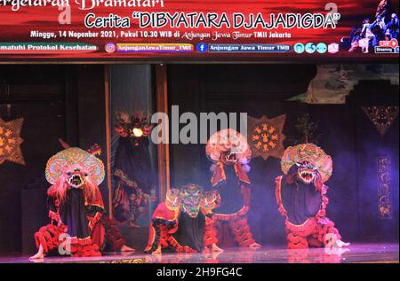 Photo Editorial, Taman Mini Indonesia Indah, East Java Pavilion ou Anjungan, Blar Drama Traditional Dance Dibyatara Djajadigda Banque D'Images