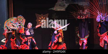 Photo Editorial, Taman Mini Indonesia Indah, East Java Pavilion ou Anjungan, Blar Drama Traditional Dance Dibyatara Djajadigda Banque D'Images