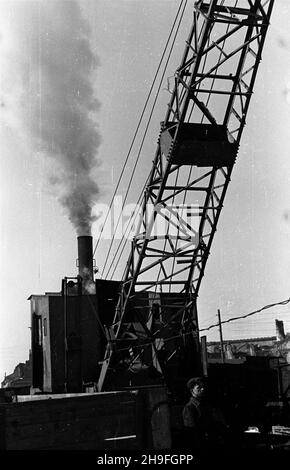 Varsovie, 1948-02.Budowa Trasy Wschód-Zachód.Prace przy rozbiórce wiaduktu Pancera, ³¹cz¹cego Stare Miasto z dawnym mostem Kierbedzia.NZ. Tzw. Kopaczka parowa. uu PAP Dok³adny dzieñ wydarzenia nieustalony.Varsovie, le 1948 février.La construction de la route W-Z (est-ouest).La démolition du survol de Pancera reliant la vieille ville à l'ancien pont de Kierbedzia.Photo : une pelle à vapeur. uu PAP Banque D'Images