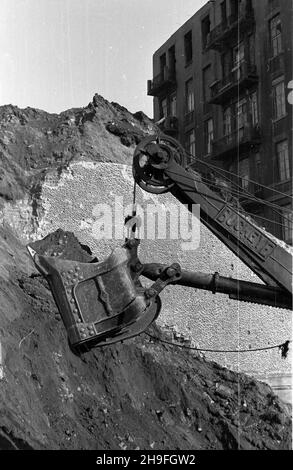 Varsovie, 1948-02.Budowa Trasy Wschód-Zachód.Prace przy rozbiórce wiaduktu Pancera, ³¹cz¹cego Stare Miasto z dawnym mostem Kierbedzia.NZ. Ramiê tzw. Kopaczki parowej. uu PAP Dok³adny dzieñ wydarzenia nieustalony.Varsovie, le 1948 février.La construction de la route W-Z (est-ouest).La démolition du survol de Pancera reliant la vieille ville à l'ancien pont de Kierbedzia.Photo : le bras de la pelle dite Steem. uu PAP Banque D'Images