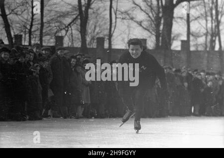 Prusse, 1948-02.W dniach 21 i 22 lutego 1948 roku W parku miejskim rozetrano Mistrzostwa Polski W ³y¿wiarstwie.NZ. Zawodniczka RKS Znicz Pruszków Krystyna Sêdzimir na torze wyœcigu. msa PAP Dok³adny dzieñ wydarzenia nieustalony.Pruszkow, 1948 février.Championnat de patinage de Pologne tenu dans le parc municipal les 21 et 22 février 1948.Photo: Skateur de vitesse Krystyna Sedzimir de RKS Znicz Pruszkow sur la piste. msa PAP Banque D'Images