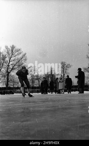 Prusse, 1948-02.W dniach 21 i 22 lutego 1948 roku W parku miejskim rozetrano Mistrzostwa Polski W ³y¿wiarstwie.wyœcig mê¿czyzn. msa PAP Dok³adny dzieñ wydarzenia nieustalony.Pruszkow, 1948 février.Championnat de patinage de Pologne tenu dans le parc municipal les 21 et 22 février 1948.Photo : course pour hommes. msa PAP Banque D'Images