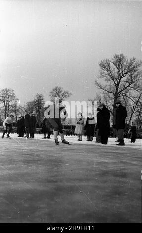 Prusse, 1948-02.W dniach 21 i 22 lutego 1948 roku W parku miejskim rozetrano Mistrzostwa Polski W ³y¿wiarstwie.wyœcig mê¿czyzn. msa PAP Dok³adny dzieñ wydarzenia nieustalony.Pruszkow, 1948 février.Championnat de patinage de Pologne tenu dans le parc municipal les 21 et 22 février 1948.Photo : course pour hommes. msa PAP Banque D'Images