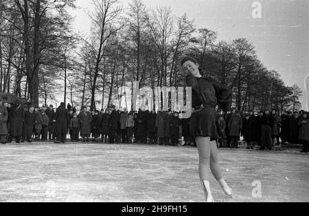 Prusse, 1948-02.W dniach 21 i 22 lutego 1948 roku W parku miejskim rozetrano Mistrzostwa Polski W ³y¿wiarstwie figurowym.NZ.Weso³owska. msa PAP Dok³adny dzieñ wydarzenia nieustalony.Pruszkow, 1948 février.Championnat de patinage artistique de Pologne tenu dans le parc municipal les 21 et 22 février 1948.Photo: Wesolowska. msa PAP Banque D'Images