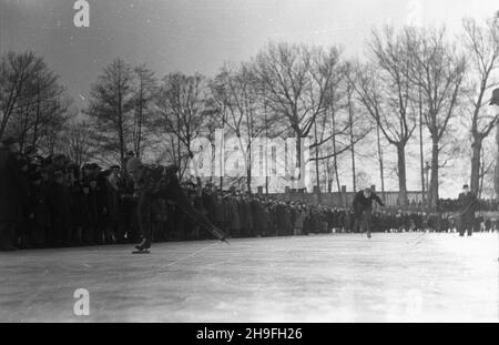 Prusse, 1948-02.W dniach 21 i 22 lutego 1948 roku W parku miejskim rozetrano Mistrzostwa Polski W ³y¿wiarstwie.wyœcig mê¿czyzn. msa PAP Dok³adny dzieñ wydarzenia nieustalony.msa PAP Pruszkow, février 1948.Championnat de patinage de Pologne tenu dans le parc municipal les 21 et 22 février 1948.Photo : course pour hommes. msa PAP Banque D'Images