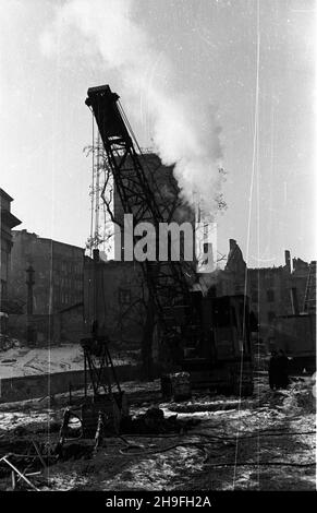 Varsovie, 1948-02.Budowa Trasy Wschód-Zachód.Prace przy rozbiórce wiaduktu Pancera, ³¹cz¹cego Stare Miasto z dawnym mostem Kierbedzia.NZ. Tzw. Kopaczka parowa. uu PAP Dok³adny dzieñ wydarzenia nieustalony.Varsovie, le 1948 février.La construction de la route W-Z (est-ouest).La démolition du survol de Pancera reliant la vieille ville à l'ancien pont de Kierbedzia.Photo : l'excavatrice dite Steem. uu PAP Banque D'Images