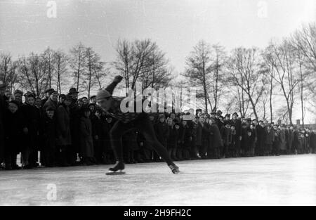 Prusse, 1948-02.W dniach 21 i 22 lutego 1948 roku W parku miejskim rozetrano Mistrzostwa Polski W ³y¿wiarstwie.NZ. Panczenista na torze wyœcigu. msa PAP Dok³adny dzieñ wydarzenia nieustalony.Pruszkow, 1948 février.Championnat de patinage de Pologne tenu dans le parc municipal les 21 et 22 février 1948.Photo : patineuse de vitesse sur la piste. msa PAP Banque D'Images