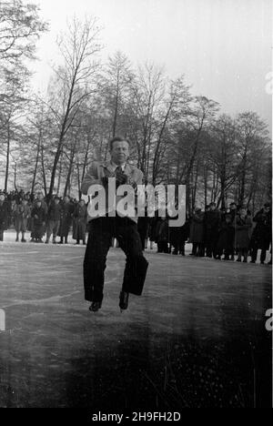 Prusse, 1948-02.W dniach 21 i 22 lutego 1948 roku W parku miejskim rozetrano Mistrzostwa Polski W ³y¿wiarstwie.NZ.³y¿wiarstwo figurowe W konkurencji solistów. msa PAP Dok³adny dzieñ wydarzenia nieustalony.Pruszkow, 1948 février.Championnat de patinage de Pologne tenu dans le parc municipal les 21 et 22 février 1948.Photo : patinage artistique, compétition solo. msa PAP Banque D'Images