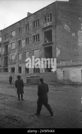 Varsovie, 1948-02.Zniszczony W czasie wojny budynek mieszkalny na Dolnym Mokotowie przy ulicy Dolnej 3. wb PAP Dok³adny dzieñ wydarzenia nieustalony.Varsovie, le 1948 février.Le bloc d'appartements endommagé par la guerre à Dolny Mokotow, au 3, rue Dolna. wb PAP Banque D'Images