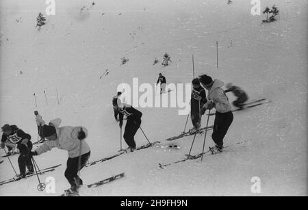 Zakopane, 1948-02-02.Mistrzostwa Polski Juniorów W konkurencjach narciarskich.W najwiêkszej po wojnie imprezie sportowej uczestniczy³o ponad 650 zawodników.Po/gr PAP. Slalom. NZZakopane, 2 février 1948.Pologne championnats juniors de ski.Le plus grand événement sportif après la guerre a attiré plus de 650 concurrents.Photo : slalom. po/gr PAP Banque D'Images