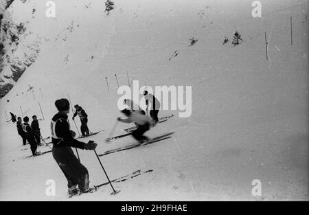 Zakopane, 1948-02-02.Mistrzostwa Polski Juniorów W konkurencjach narciarskich.W najwiêkszej po wojnie imprezie sportowej uczestniczy³o ponad 650 zawodników.Po/gr PAP. Slalom. NZZakopane, 2 février 1948.Pologne championnats juniors de ski.Le plus grand événement sportif après la guerre a attiré plus de 650 concurrents.Photo : slalom. po/gr PAP Banque D'Images