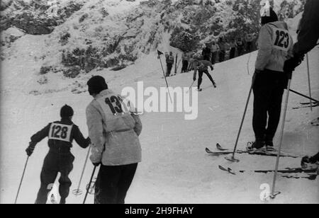 Zakopane, 1948-02-02.Mistrzostwa Polski Juniorów W konkurencjach narciarskich.W najwiêkszej po wojnie imprezie sportowej uczestniczy³o ponad 650 zawodników.Po/gr PAP. Slalom. NZZakopane, 2 février 1948.Pologne championnats juniors de ski.Le plus grand événement sportif après la guerre a attiré plus de 650 concurrents.Photo : slalom. po/gr PAP Banque D'Images