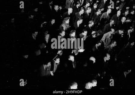 Cracovie, 1948-02-02.Uroczysta akademia towarzysz¹ca obchodom Dnia WiêŸnia Politycznego zorganizowanym przez Zwi¹zek By³ych WiêŸniów Politycznych.NZ. cz³onkowie Zwi¹zku ogl¹daj¹ wystêpy artystyczne. po/mgs PAPCracovie, le 2 février 1948.Cérémonies accompagnant les commémorations de la Journée des prisonniers politiques organisées par l'Union des anciens prisonniers politiques.Photo : les membres du syndicat observent des performances artistiques. po/mgs PAP Banque D'Images