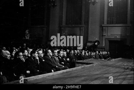 Cracovie, 1948-02-02.Uroczysta akademia towarzysz¹ca obchodom Dnia WiêŸnia Politycznego zorganizowanym przez Zwi¹zek By³ych WiêŸniów Politycznych.NZ. cz³onkowie Zwi¹zku ogl¹daj¹ wystêpy artystyczne. po/mgs PAPCracovie, le 2 février 1948.Cérémonies accompagnant les commémorations de la Journée des prisonniers politiques organisées par l'Union des anciens prisonniers politiques.Photo : les membres du syndicat observent des performances artistiques. po/mgs PAP Banque D'Images