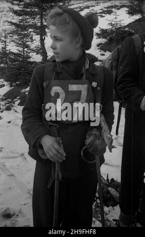 Zakopane, 1948-02-02.Mistrzostwa Polski Juniorów W konkurencjach narciarskich.W najwiêkszej po wojnie imprezie sportowej uczestniczy³o ponad 650 zawodników.NZ. Zawodniczka. po/gr PAPZakopane, 2 février 1948.Pologne championnats juniors de ski.Le plus grand événement sportif après la guerre a attiré plus de 650 concurrents.Photo : un concurrent. po/gr PAP Banque D'Images