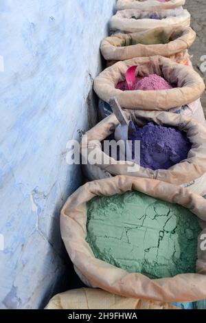 Couleurs naturelles marocaines sur un stand de vente à Chefchaouen, Maroc. Banque D'Images