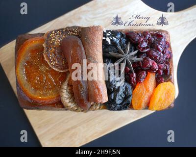 Vue rapprochée de dessus pain de gâteaux aux fruits St-Germain liqueur de sureau de saison gâteau couleur brune avec Joyeux Noël Banque D'Images
