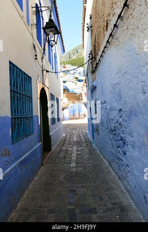 Maisons peintes traditionnellement en bleu dans la médina de Chefchaouen, dans les montagnes de Rif, dans le nord du Maroc. Banque D'Images