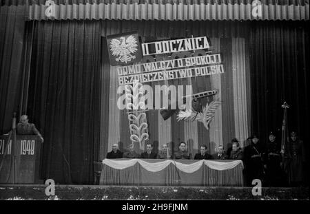 Varsovie, 1948-02-21.Akademia W Sali Ministerstwa Bezpieczeñstwa Publicznego z okazji doriej rocznicy powo³ania do ¿ycia uchwa³¹ Rady Ministrów Ochotniczej Rezerwy Milicji Obywatelskiej.NZ. Przemawia gen.Franciszek JóŸwiak (psepud. gen.Witold) komendant g³ówny Milicji Obywatelskiej. uu PAP Varsovie, 21 février 1948.Cérémonies dans la salle du Ministère de la sécurité publique marquant le 2ème anniversaire de la Réserve volontaire de la Milice des citoyens, établie par une résolution du Conseil des ministres.Photo : général Franciszek Jozwiak (surnommé le général Witold), commandant en chef de la Milice des citoyens Banque D'Images