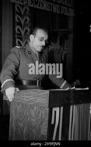 Varsovie, 1948-02-21.Akademia W sali Ministerstwa Bezpieczeñstwa Publicznego z okazji doriej rocznicy powo³ania do ¿ycia uchwa³¹ Rady Ministrów Ochotniczej Rezerwy Milicji Obywatelskiej (ORMO).NZ. Przemawia gen.Franciszek JóŸwiak (psepud. gen.Witold) komendant g³ówny Milicji Obywatelskiej. uu PAPVarsovie, le 21 février 1948.Cérémonies dans la salle du Ministère de la sécurité publique marquant le 2ème anniversaire de la Réserve volontaire de la Milice des citoyens (ORMO), établie par une résolution du Conseil des ministres.Photo : le général Franciszek Jozwiak (surnommé le général Witold), Milice des citoyens c Banque D'Images