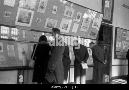 Varsovie, 1948-02-21.Muzeum Wojska Polskiego.Otwarcie wystawy Stulecia Wiosny Ludów. msa PAPVarsovie, le 21 février 1948.Le Musée de l'armée polonaise.L'exposition consacrée au centenaire du Printemps des Nations. msa PAP Banque D'Images