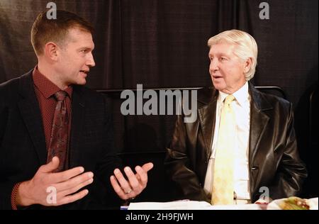 St. Louis, États-Unis.06e décembre 2021.L'ancien centre de blues de St. Louis Garry Unger (R) et l'ancien centre de blues de St. Louis David Backes parlent lors des cérémonies des Jack Buck Awards, à St. Louis, le lundi 6 décembre 2021.Les deux hommes ont reçu le « Bob Plager Legends Award » du Missouri Athletic Club.Photo par Bill Greenblatt/UPI crédit: UPI/Alay Live News Banque D'Images