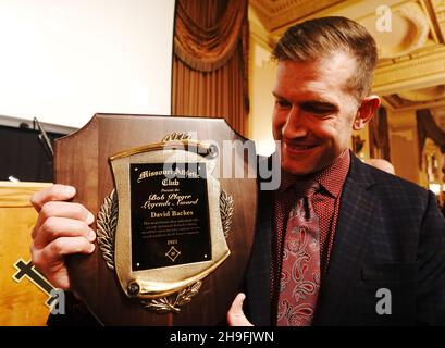 St. Louis, États-Unis.06e décembre 2021.L'ancien centre St Louis Blues et le premier à droite David Backes lui décerne le « Bob Plager Legends Award » du Missouri Athletic Club, lors des cérémonies des Jack Buck Awards, à St. Louis, le lundi 6 décembre 2021.Photo par Bill Greenblatt/UPI crédit: UPI/Alay Live News Banque D'Images