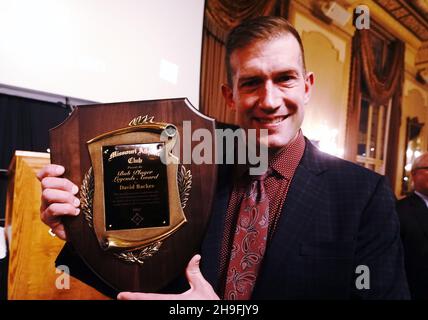St. Louis, États-Unis.06e décembre 2021.L'ancien centre St Louis Blues et le premier à droite David Backes lui décerne le « Bob Plager Legends Award » du Missouri Athletic Club, lors des cérémonies des Jack Buck Awards, à St. Louis, le lundi 6 décembre 2021.Photo par Bill Greenblatt/UPI crédit: UPI/Alay Live News Banque D'Images