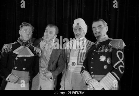 Varsovie, 1948-02-21.Teatr Nowy przy ul.Pu³awskiej.Première przedstawienia pt.S³omkowy kapelusz Eugene'a Labiche'a W adaptacji Juliana Tuwoma, re¿yseria Stanis³awa Perzanowska, scenografia Tadeusz Gronowski. bk PAPVarsovie, le 21 février 1948.Le théâtre Nowy sur la rue Pulawska.La performance du chapeau de paille italien d'Eugene Labiche en adaptation par Julian Tuwim, réalisé par Stanislawa Perzanowska, plan de scène par Tadeusz Gronowski. bk PAP Banque D'Images