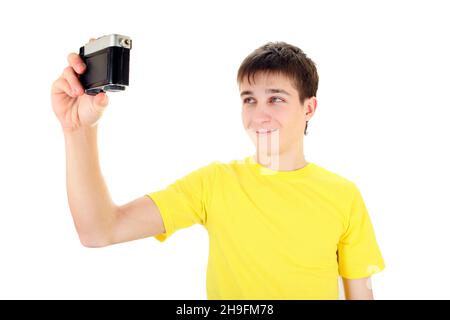 Adolescent Prenez un autoportrait avec l'appareil photo Vintage sur fond blanc Banque D'Images