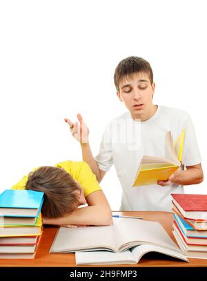 Frère aîné et petit frère ennuyé faisant le travail à domicile sur le fond blanc Banque D'Images