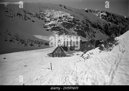 Polska, 1948-03.Schronisko Samotnia W Karkonoszach. wb PAP Dok³adny dzieñ wydarzenia nieustalony.Karpacz, mars 1948.L'auberge Samotnia dans les montagnes Karkonosze. wb PAP Banque D'Images