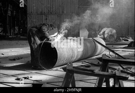 Gdañsk, 1948-03.Stocznia Gdañska.NZ. Fraganie stalowej rury W kad³ubowni. wb PAP Dok³adny dzieñ wydarzenia nieustalony.Gdansk, mars 1948.Le chantier naval de Gdansk.Photo : soudage d'un tuyau en acier. wb PAP Banque D'Images