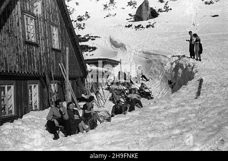 Polska, 1948-03.Turyœci schroniskiem Samotnia W Karkonoszach. wb PAP Dok³adny dzieñ wydarzenia nieustalony.Karpacz, mars 1948.Touristes en face de l'auberge Samotnia dans les montagnes Karkonosze. wb PAP Banque D'Images