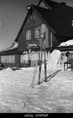 Polska, 1948-03.Schronisko Samotnia W Karkonoszach. wb PAP Dok³adny dzieñ wydarzenia nieustalony.Karpacz, mars 1948.L'auberge Samotnia dans les montagnes Karkonosze. wb PAP Banque D'Images