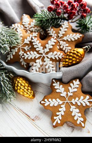 Bol de biscuits de Noël en pain d'épice sur une table rustique en bois blanc Banque D'Images