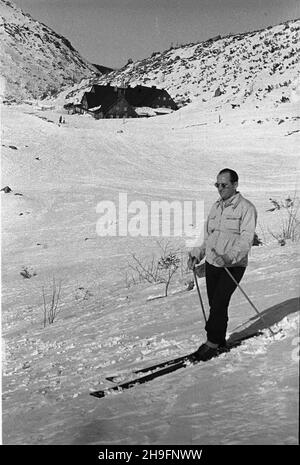 Polska, 1948-03.Schronisko Samotnia avec Karkonoszach.NZ. Narciarz na stoku W pobli¿u schroniska. wb PAP Dok³adny dzieñ wydarzenia nieustalony.Karpacz, mars 1948.L'auberge Samotnia dans les montagnes de Karkonosze.Photo: Un skieur sur une pente près de l'auberge. wb PAP Banque D'Images