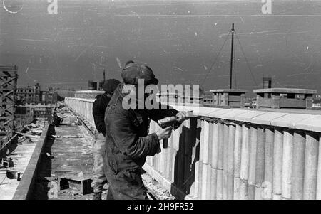 Varsovie, 1948-03.Budowa bloków mieszkkalnych dla pracowników Narodowego Banku Polskiego przy placu Unii Lubelskiej.Inwestycja ta zosta³a zapocz¹tkowana jeszcze przed II wojn¹ œwiatow¹, do 1939 r. powsta³y konstrukcje noœne i stropy dachtzw. Bloków A, B i C. W 1946 r. przyst¹piono do prac wykoñczeniowych elewacji i infrastruktury budynków.NZ. Prace wykoñczeniowe. uu PAP Dok³adny dzieñ wydarzenia nieustalony.Varsovie, mars 1948.Construction de blocs d'appartements pour les employés de la Banque nationale de Pologne sur la place Unii Lubelskiej.L'investissement a été lancé avant la Seconde Guerre mondiale, en 1939 Banque D'Images