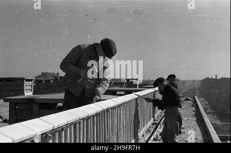 Varsovie, 1948-03.Budowa bloków mieszkkalnych dla pracowników Narodowego Banku Polskiego przy placu Unii Lubelskiej.Inwestycja ta zosta³a zapocz¹tkowana jeszcze przed II wojn¹ œwiatow¹, do 1939 r. powsta³y konstrukcje noœne i stropy dachtzw. Bloków A, B i C. W 1946 r. przyst¹piono do prac wykoñczeniowych elewacji i infrastruktury budynków.NZ. Prace wykoñczeniowe. uu PAP Dok³adny dzieñ wydarzenia nieustalony.Varsovie, mars 1948.Construction de blocs d'appartements pour les employés de la Banque nationale de Pologne sur la place Unii Lubelskiej.L'investissement a été lancé avant la Seconde Guerre mondiale, par 1939 lo Banque D'Images