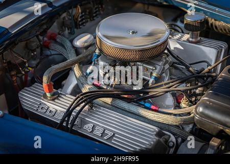 Placerville, États-Unis - 25 novembre 2020 : capot ouvert et moteur d'une voiture de muscle classique d'époque américaine bleu 1967 Ford Shelby Cobra 427 Banque D'Images