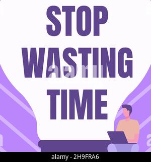 Panneau d'écriture à la main cessez de perdre du temps.Mot pour conseiller la personne ou le groupe commencer à planifier et à l'utiliser sagement gentleman assis et en utilisant l'ordinateur portable à côté D'Un Banque D'Images