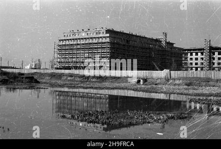 Varsovie, 1948-03.Budowa bloków mieszkkalnych dla pracowników Narodowego Banku Polskiego przy placu Unii Lubelskiej.Inwestycja ta zosta³a zapocz¹tkowana jeszcze przed II wojn¹ œwiatow¹, do 1939 r. powsta³y konstrukcje noœne i stropy dachtzw. Bloków A, B i C. W 1946 r. przyst¹piono do prac wykoñczeniowych elewacji i infrastruktury budynków. uu PAP Dok³adny dziezusthenia darwyaly.Varsovie, mars 1948.Construction de blocs d'appartements pour les employés de la Banque nationale de Pologne sur la place Unii Lubelskiej.L'investissement a été lancé avant la Seconde Guerre mondiale, par 1939 constructions porteuses Banque D'Images