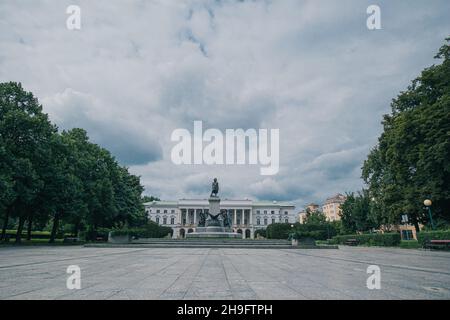 Statue de Kosciuzsko à Varsovie, en Pologne, vue sous un angle bas par une journée d'été.Palais Lubomirski en arrière-plan. Banque D'Images