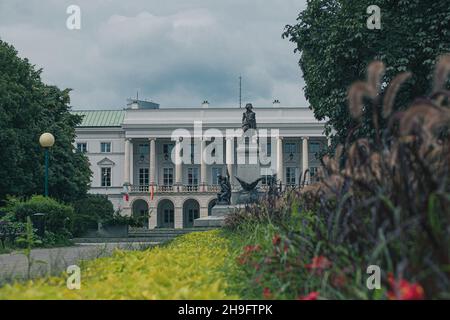 Statue de Kosciuzsko à Varsovie, en Pologne, vue sous un angle bas par une journée d'été.Palais Lubomirski en arrière-plan. Banque D'Images