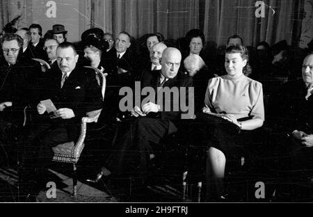 Varsovie, 1948-03-01.W obecnoœci przedstawicieli w³adz pañstwowych i korpusu dyplomatycznego odby³ siê W Belwederze koncert fortepianowy dla uczczenia rocznicy urodzin Fryderyka Chopina.Radio Koncert by³ transmitowany przez.W pierwszym rzêdzie siedz¹: ambasador ZSRR Wiktor Lebiediew (1L - W okularach), prezydent Boles³aw Bierut (2L), premier ministre Józef Cyrankiewicz (3L), jego ¿Zyona aktorka Nina Andrycz (2P) oraz Modzelganski (2L)Varsovie, le 1er mars 1948.Un concert de piano marquant l'anniversaire de naissance de Frédéric Chopin a eu lieu au Belvereder Banque D'Images