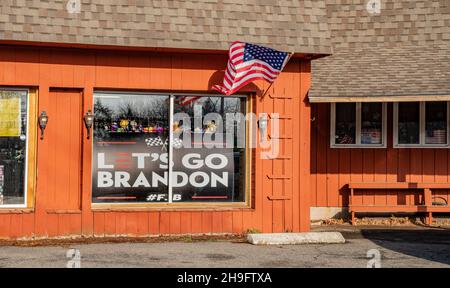 6 décembre 2021, North Attleborough, Massachusetts, États-Unis : extérieur du magasin de Lets Go Brandon sur North Washington Street à North Attleborough, Massachusetts.« allons, Brandon » est devenu un chant anti-Biden de droite après que Brandon Brown a remporté une course NASCAR en Alabama le 9 octobre.Credit: Keiko Hiromi/AFLO/Alay Live News Banque D'Images