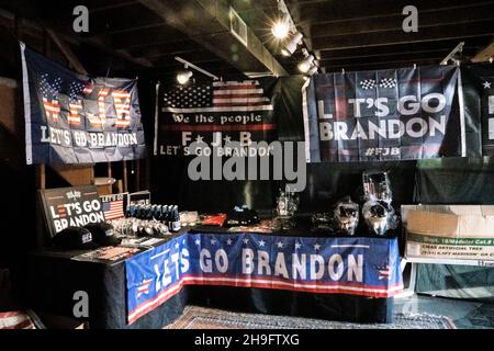 6 décembre 2021, North Attleborough, Massachusetts, États-Unis : l'intérieur du magasin de Lets Go Brandon sur North Washington Street à North Attleborough, Massachusetts.« allons, Brandon » est devenu un chant anti-Biden de droite après que Brandon Brown a remporté une course NASCAR en Alabama le 9 octobre.Credit: Keiko Hiromi/AFLO/Alay Live News Banque D'Images